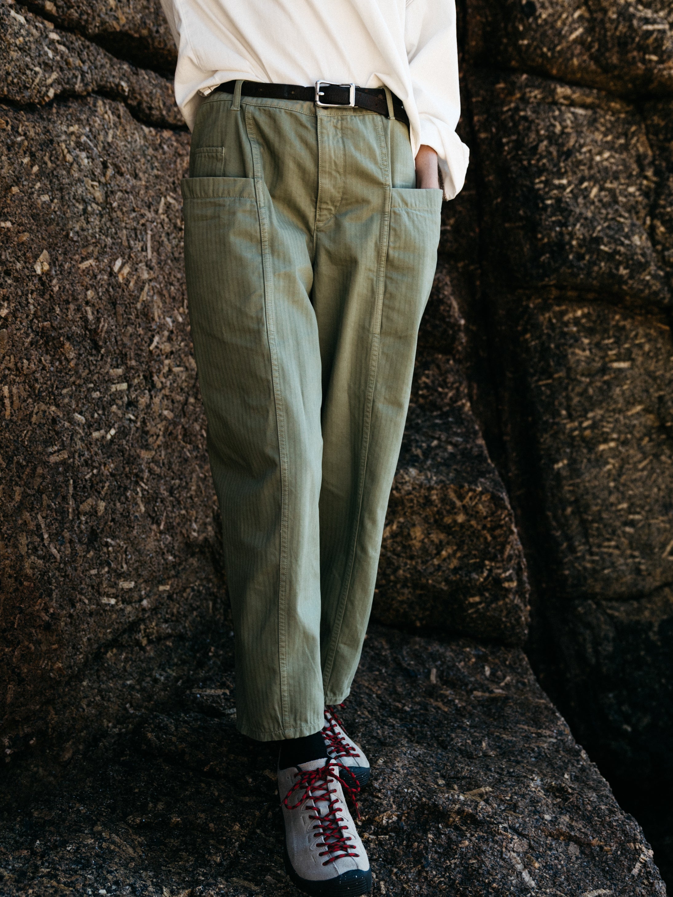 Organic Cotton Barrel Trouser in Bayleaf Green - Croft