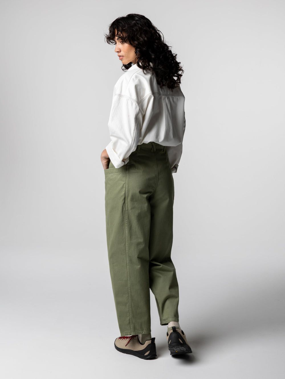 Organic Cotton Barrel Trouser in Bayleaf Green - Croft